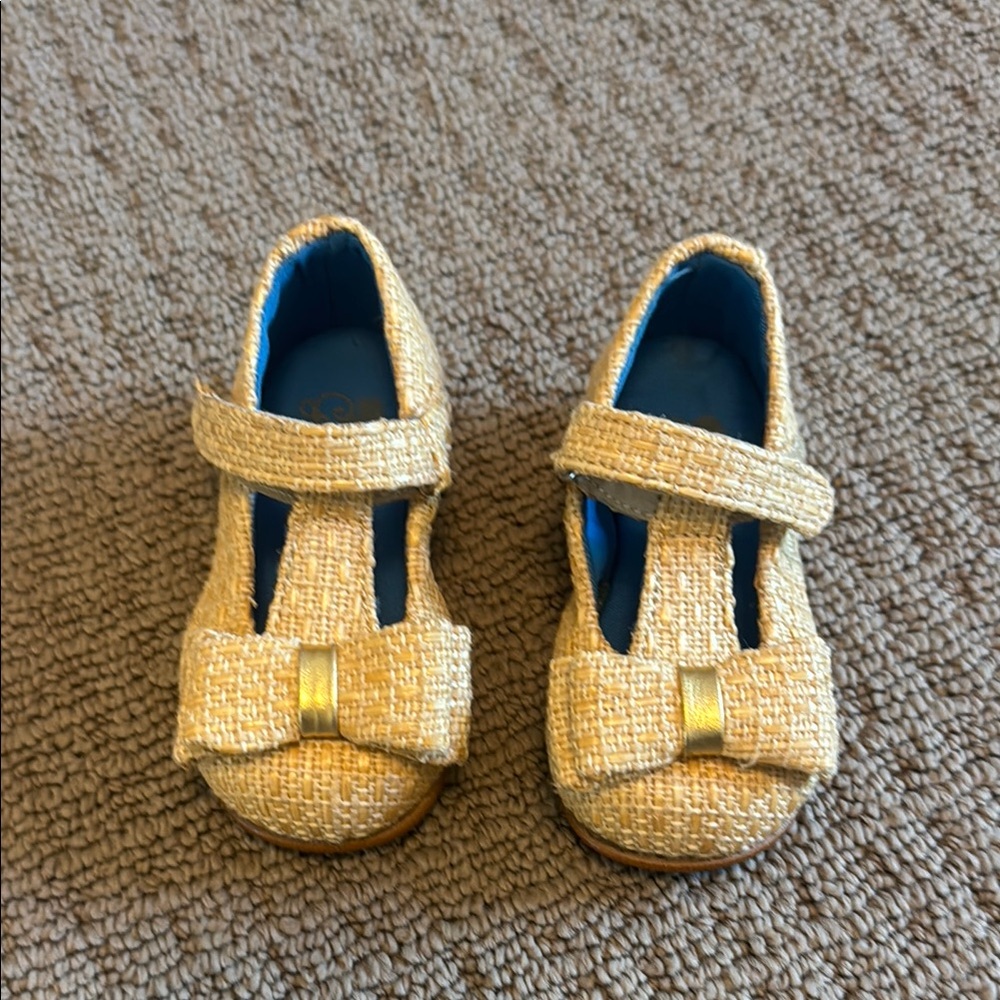 Elegant Tan Dress Shoes with Bow Detail size 3